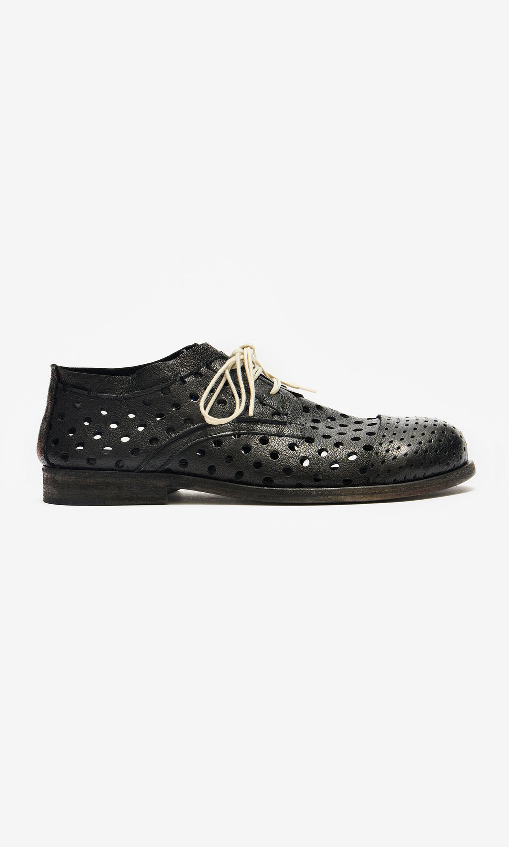 Plümo- Black Derby Brogues in perforated leather with white laces, side view on a white background. Made in Italy.