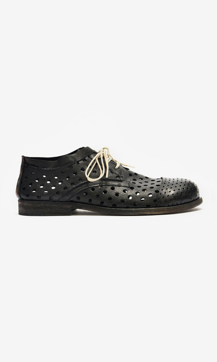 Plümo- Black Derby Brogues in perforated leather with white laces, side view on a white background. Made in Italy.