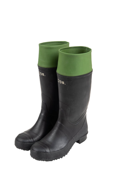 Plümo- A pair of Niwaki wellingtons with green cuffs stands upright on a white background.