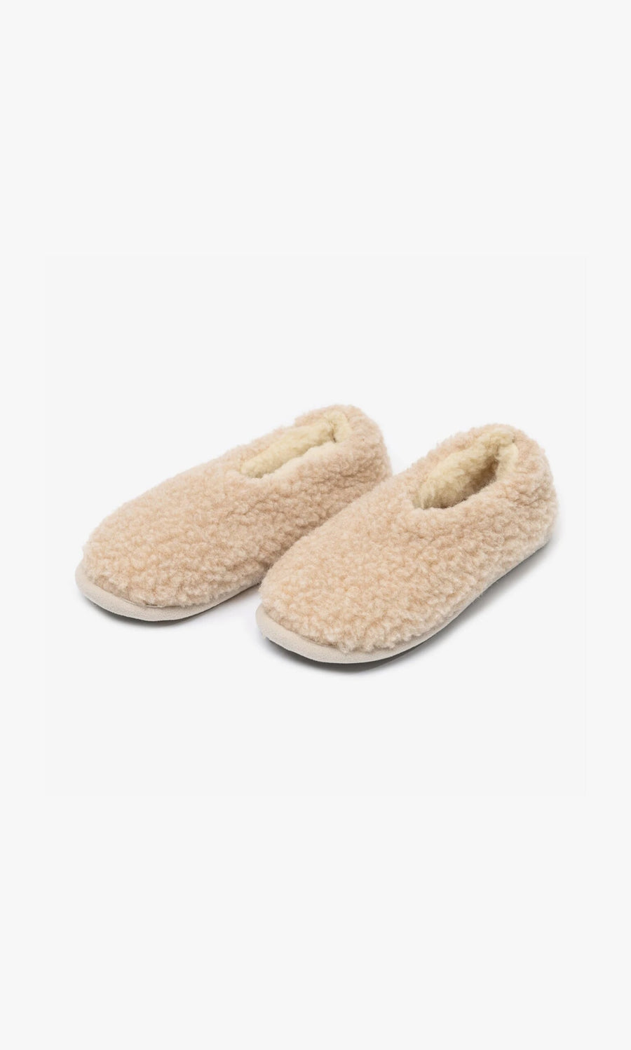 Plümo- A pair of Cael Slippers in beige merino wool with a fluffy texture and cozy felt sole.