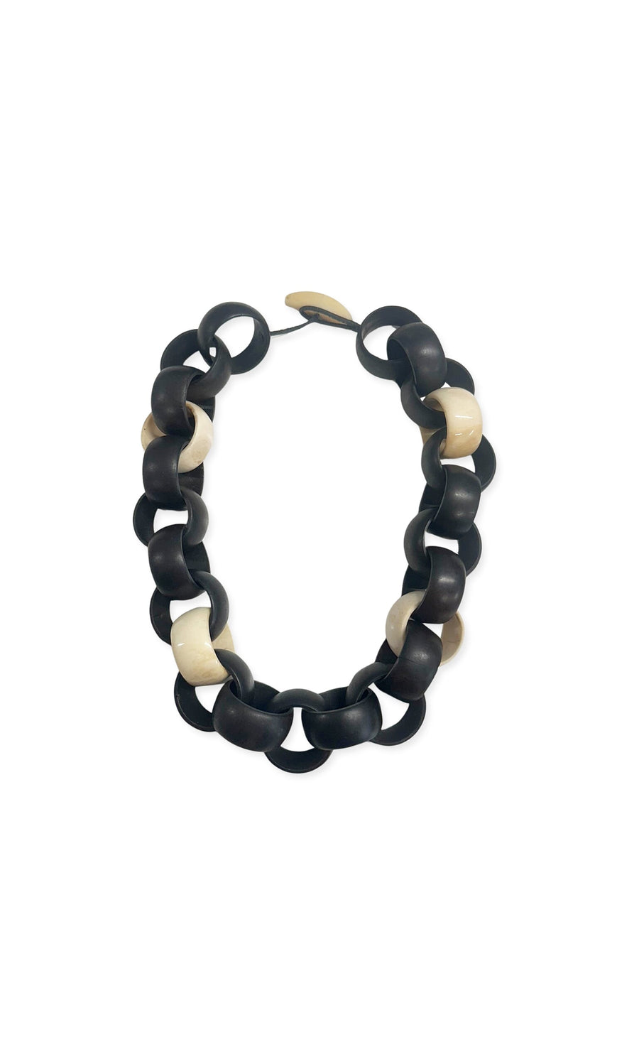Plümo- The Rumi Necklace features chunky black and cream oval links in an alternating pattern on a white background.