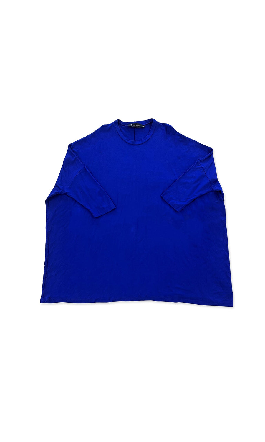 Plümo- The Sanna Top is a relaxed, bright blue jersey with long sleeves and a flowing silhouette, shown on a white background.
