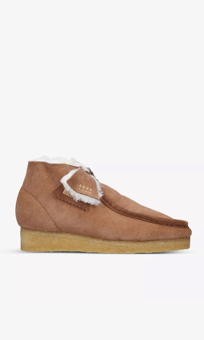 Plümo- Brown suede Wallabee Boot with crepe sole and white shearling lining, shown in side profile view.