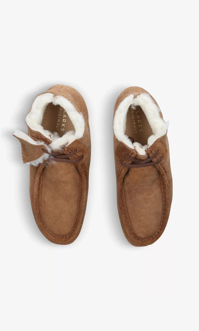 Plümo- The Wallabee Boot in tan suede with shearling lining, shown from above on a white background.